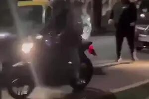 Dos taxistas se pelearon en la calle, uno chocó a un motociclista, y luego fue golpeado