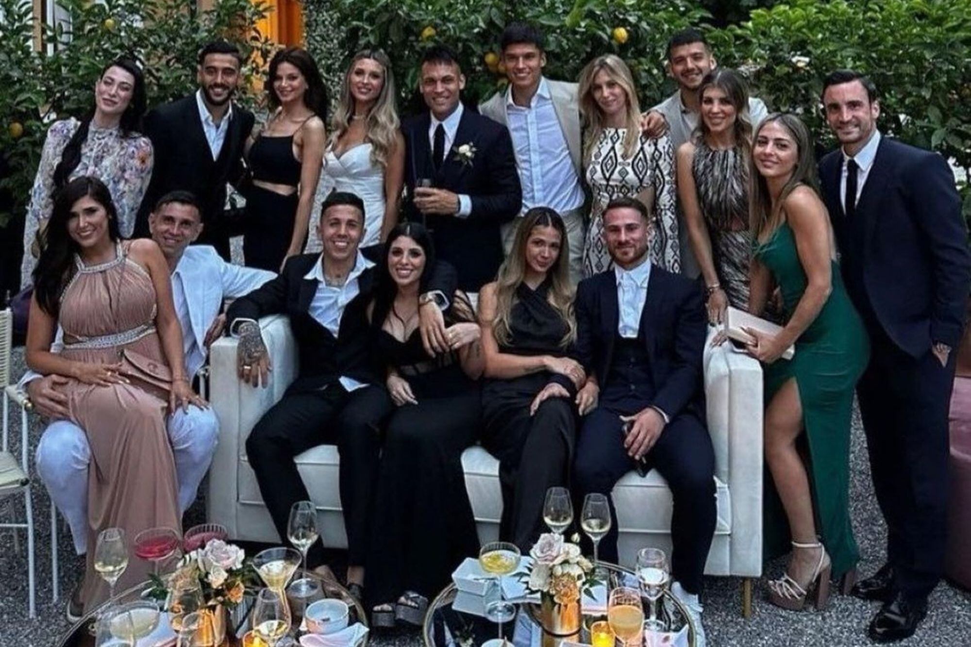 Lautaro Martínez junto a sus compañeros de la selección argentina en su casamiento