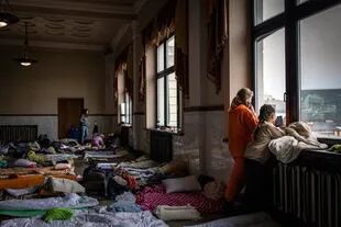 Mujeres y niños, muchos procedentes la ciudad de sitiada de Kharkiv, se refugian en el hall de la estación de trenes de Lviv