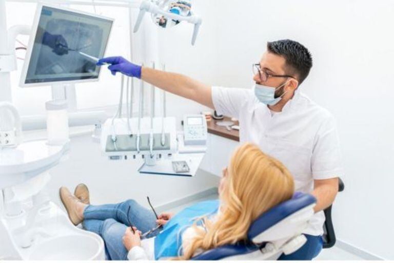 En la periodontitis, las bacterias de la placa dental pueden llegar a otras partes del cuerpo y causar complicaciones
