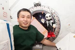 El astronauta japonés Koichi Wakata en la Estación Espacial Internacional, con el primer Kirobo, en 2013