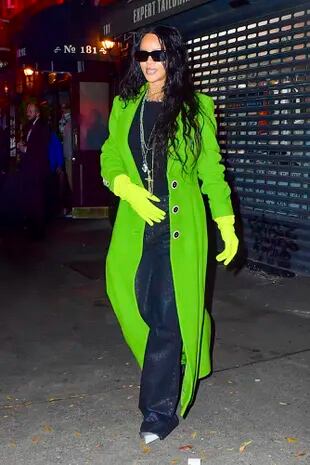 Rihanna no pasa inadvertida: la cantante y empresaria lució un saco verde imponente al salir a cenar en Nueva York