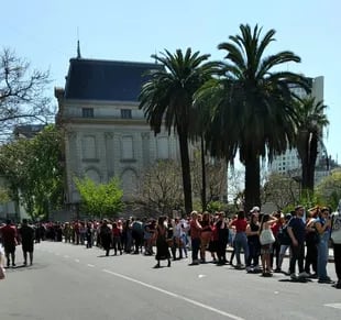 Filas para votar en la embajada de Brasil en Buenos Aires
