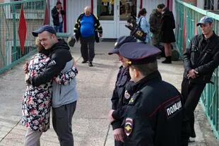 Un recluta ruso abraza a su madre en el centro de reclutamiento de Volgogrado, Rusia 