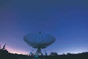 De cara al misterioso cielo. Una de las enormes antenas parabólicas en medio del parque Pereyra Iraola