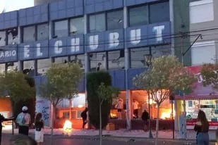 Detienen a tres sospechosos por el atentado a un diario en las marchas antimineras de Chubut