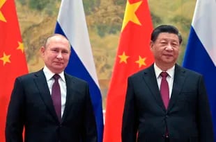 El presidente de China, Xi Jinping (derecha), y el de Rusia, Vladimir Putin, posan para una fotografía antes de una reunión en Beijing, China, el 4 de febrero de 2022. (Alexei Druzhinin, Sputnik, Kremlin Pool Foto vía AP)