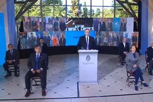 La foto que cuestionó Cristina: el presidente Alberto Fernández, en el acto por el 9 de Julio; rodeado de representantes empresariales del G-6