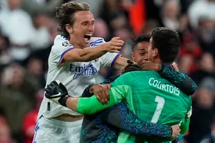 Abrazo feliz del croata Luka Modric al arquero Thibaut Courtois, el mejor jugador de la final en Saint-Denis.