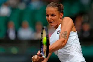 Karolina Pliskova y su revés; la checa superó en tres sets a Aryna Sabalenka y disputará en Wimbledon la segunda final de Grand Slam de su carrera