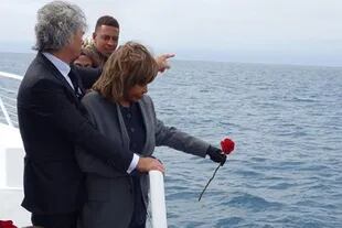 La cantante estadounidense cuando esparció las cenizas de Craig en el mar, frente a la costa californiana