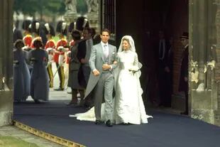 El 1 de julio de 1995 se casaron en la catedral ortodoxa de Santa Sofía de Londres. La novia lució un traje de Valentino y la tiara “Corsario”. Inicialmente, la joya fue un broche que perteneció a la reina Victoria de Suecia y después, a la reina Ingrid de Dinamarca. Fue el regalo que los reyes de Dinamarca hicieron a la suegra de Marie Chantal, la reina Ana María, cuando la entonces princesa cumplió los 18. 