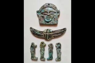 Una colección de estatuillas y amuletos se descubrieron en el interior de la tumba