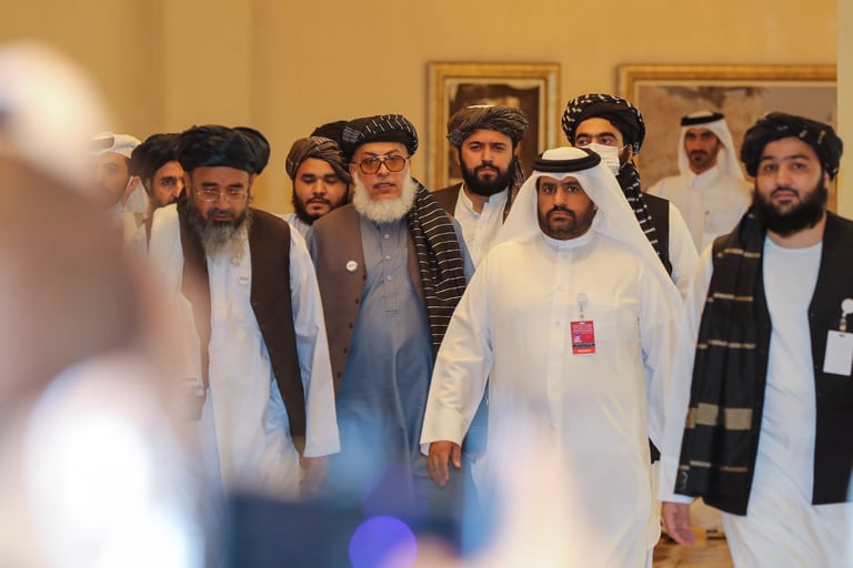 El negociador talibán Abbas Stanikzai llega a la sesión de apertura de las conversaciones de paz entre el gobierno afgano y los talibanes en la capital de Qatar, Doha, el 12 de septiembre de 2020