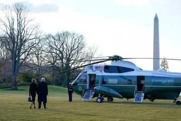 El presidente Donald Trump y la primera dama Melania Trump caminan hacia el Marine One en el jardín sur de la Casa Blanca