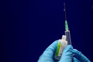 Se agrega cloruro de sodio a un frasco del concentrado de vacuna Pfizer / BioNTech,en el Guys Hospital de Londres