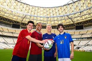 El español Joan Mir, el brasileño Cafú, el francés Fabio Quartararo y el italiano Francesco Bagnaia disfrutan en el estadio de la final del Mundial Qatar 2022.