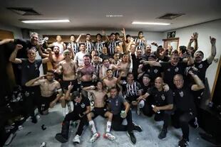 Atlético Mineiro, campeón local en Brasil luego de 50 años; el festejo en el vestuario luego de ganarle a Bahía 3-2