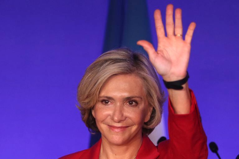 Valerie Pécresse saluda en la sede del conservador partido Los Republicanos después de ser elegida como la candida presidencial del partido, el sábado 4 de diciembre de 2021 en París.