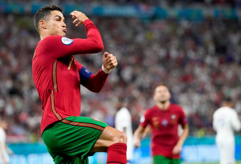 El portugués Cristiano Ronaldo celebra después de anotar el primer gol de su equipo desde el punto de penal durante el partido del grupo F de la Euro 2020 entre Portugal y Francia en el Puskas Arena, Budapest, Hungría.
