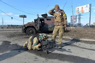 Combatientes de la Defensa Territorial Ucraniana prueban el lanzagranadas automático extraído de un vehículo de movilidad de infantería ruso GAZ Tigr destruido tras el combate en Kharkiv el 27 de febrero de 2022.