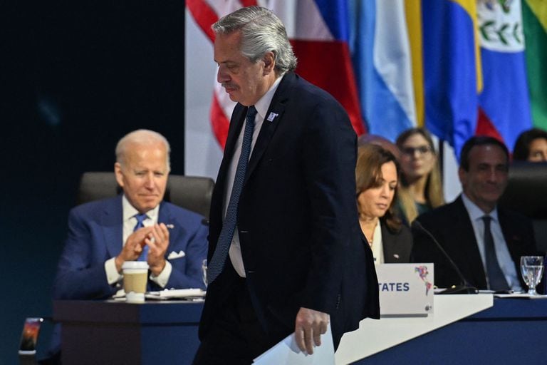El presidente de Argentina, Alberto Fernández, pasa junto a la vicepresidenta de los Estados Unidos, Kamala Harris, y el presidente de los Estados Unidos, Joe Biden