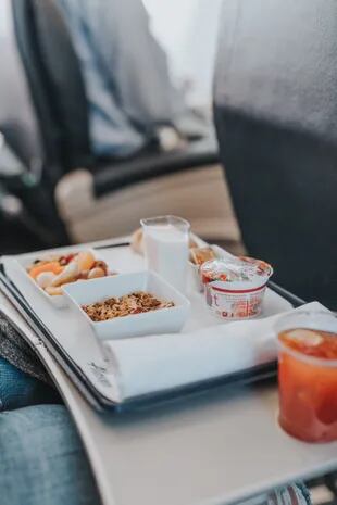La comida a bordo, otro de los ítems que generan conductas polémicas de algunos pasajeros, según comentó un auxiliar de vuelo experimentado