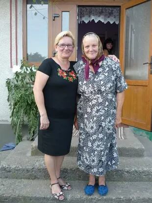 Ganna Korbutiak junto a su madre, María en Ucrania.