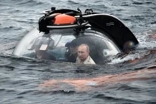 El presidente Vladimir Putin se sumergió en el Mar Negro para ver los restos de un antiguo barco mercante hundido que se encontró a finales de mayo de 2015