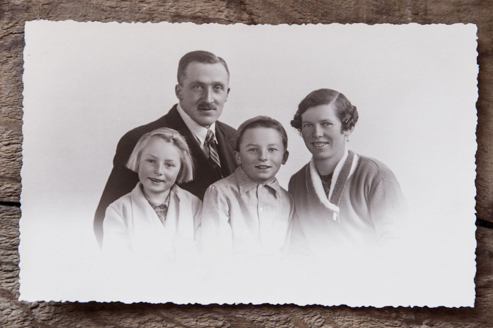 Alberto Rahm, Carolina Kromer y sus hijos mayores, Katy y Yoky.