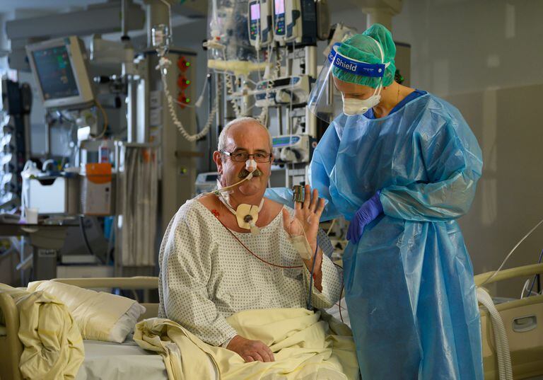 Un paciente internado por coronavirus en el Hospital Municipal de Dresden, en Alemania; las hospitalizaciones en todo Europa se han multiplicado en las últimas semanas 