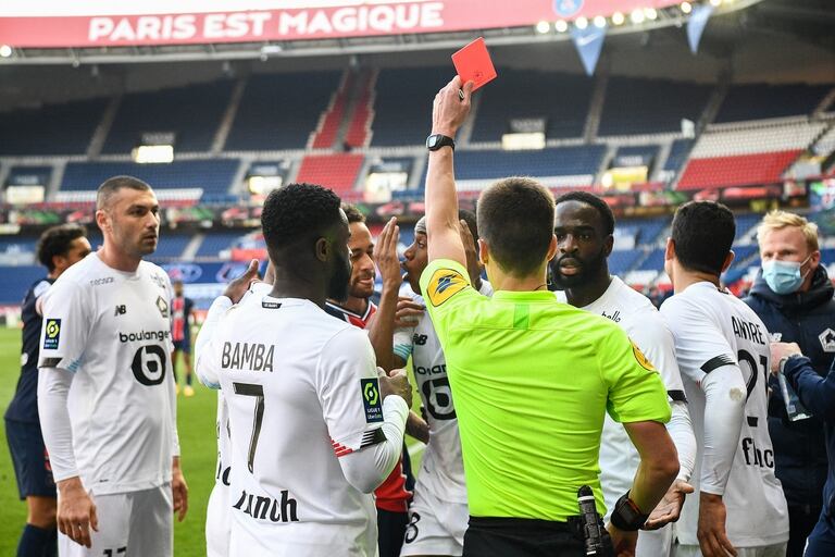 Neymar es expulsado por el árbitro francés Benoit Bastien; Paris-Saint Germain perdió la punta a manos de Lille