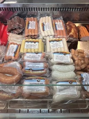 Gran variedad de salchicas a la venta: desde Currywurst, Weisswurst (salchicha blanca) y ahumadas.