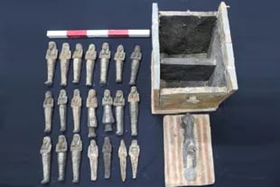 En los pozos también encontraron un gran número de artefactos y estatuas en forma de deidades, y lo que la misión calificó de “descubrimiento único”: un papiro de cuatro metros de largo y un metro de ancho con el capítulo 7 del Libro de los Muertos