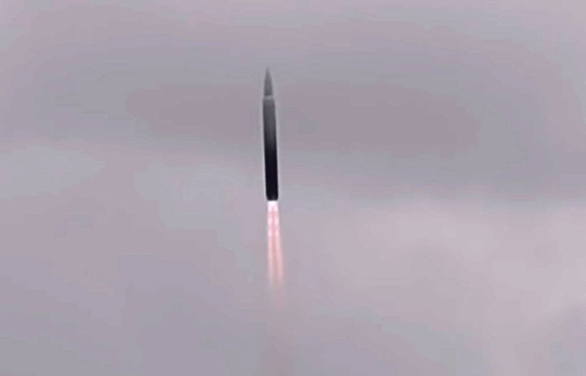Rusia hace otra demostración de fuerza: carga un cohete balístico intercontinental con su misil hipersónico “invencible”