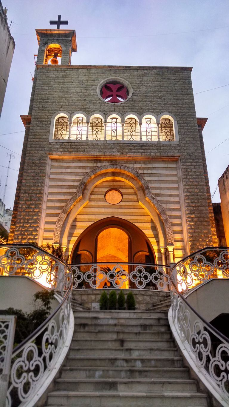 La Catedral de San Marón, construida en 2001 con piedras traídas del Líbano, reemplazó la antigua capilla del colegio homónimo, en Paraguay y Esmeralda