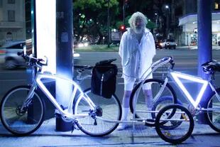 Fabián y sus bicicletas blancas en Buenos Aires
