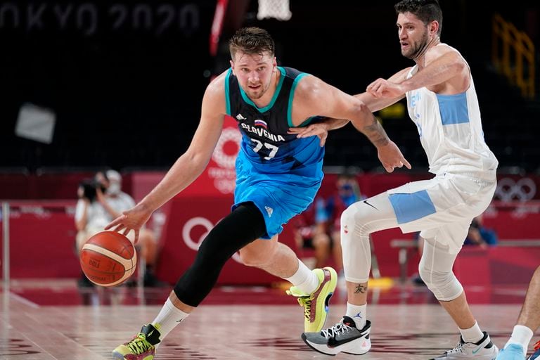 Luka Doncic, figura de Eslovenia, y Patricio Garino