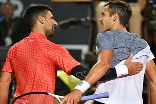 La sonrisa y el saludo entre Djokovic y Etcheverry luego del partido