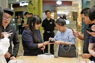 En China los compradores hicieron largas colas para comprar su teléfono