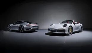 El Porsche 911 Turbo S se presenta en dos versiones: la coupé (izquierda) y la cabriolet -descapotable- (derecha)