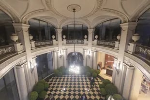 Hall oval de doble altura, con piso de damero, postal clásica del ex Maple