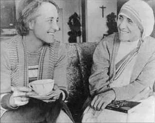Elisabeth Kübler Ross con la Madre Teresa de Calcuta, con quien compartía la vocación de cuidar a las personas en sus últimos días