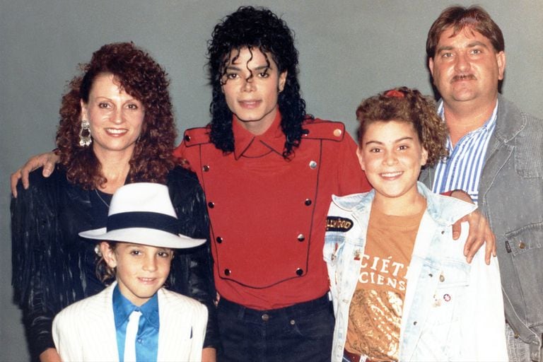 Michael Jackson junto a James Safechuck y su familia