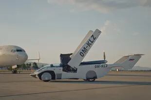 El AirCar eslovaco puede circular por una autopista, entrar a un aeropuerto y en dos minutos estar listo para volar