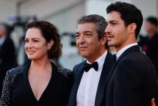 Ricardo Darin With His Wife Florencia Bass And Their Son, Chino, On The Red Carpet For The Presentation Of The Film Argentina, 1985