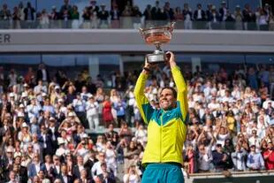 Nadal, levantando el trofeo de campeón en Roland Garros 2022, sueña con hacerlo por 15a vez en junio próximo 