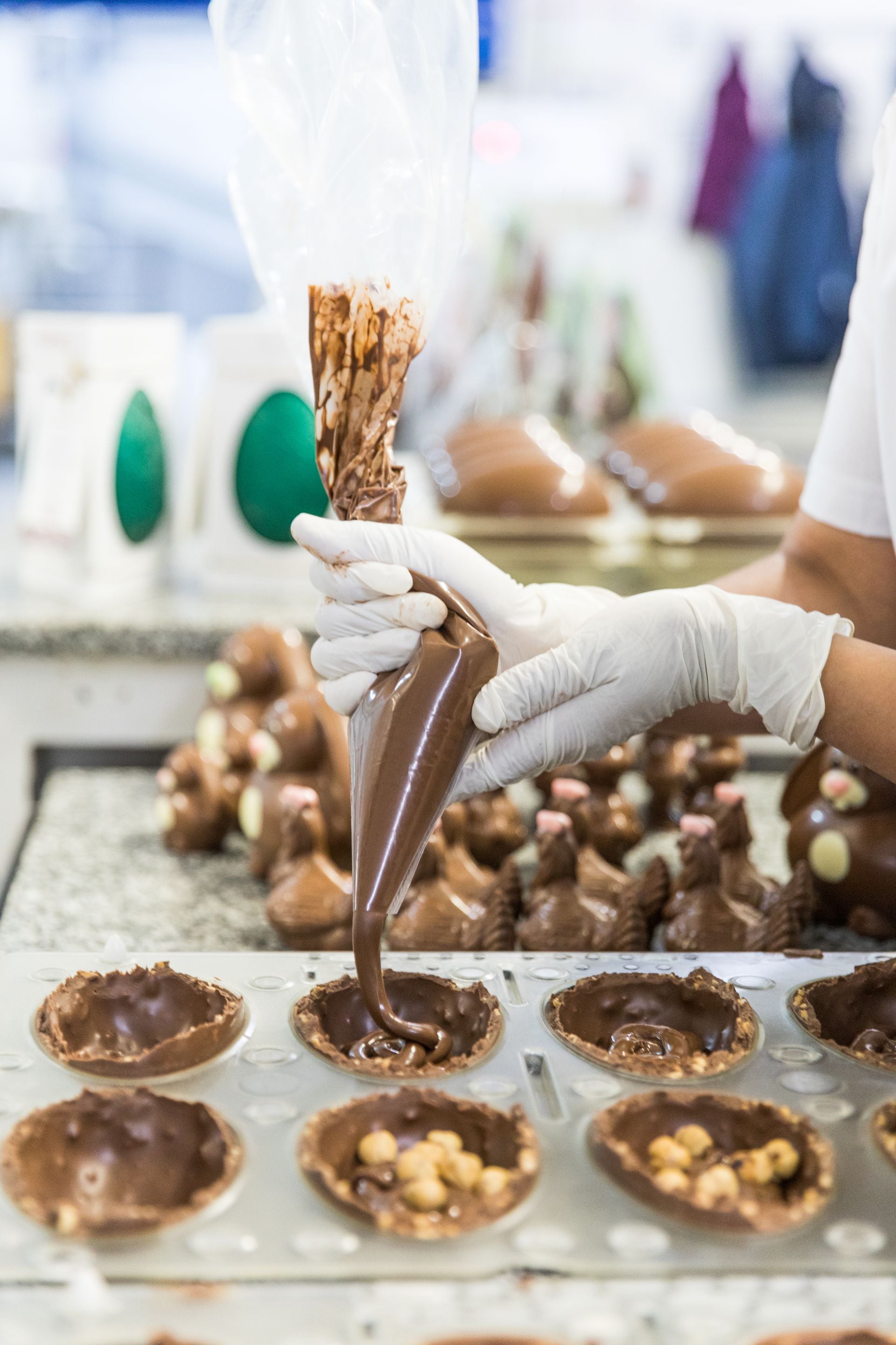 El proceso de elaboración artesanal en la fábrica Rapanui, de donde salen 90 toneladas de chocolate por mes.