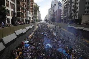 La marcha encabezada por La Cámpora entra al túnel de Libertador en su camino a la Plaza de Mayo
