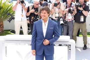 Tom Cruise posa para los fotógrafos antes de la presentación de Top Gun: Maverick, durante el 75º festival anual de cine que tiene lugar en costa francesa